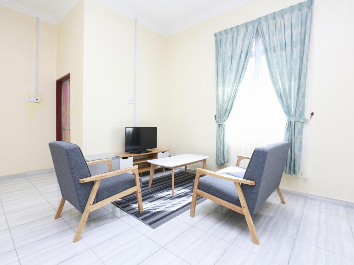 Oyo 89607 Aloha Chalet Kampung Raja Zewnętrze zdjęcie